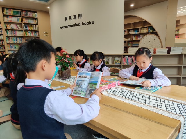 图为学生们在明志悦读馆阅读 北仑区教育局供图.jpg