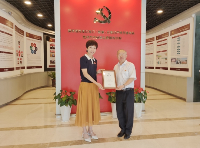 时代楷模钱海军受聘为宁大机械工程与力学学院“思想政治教育导师” 刘畅摄.jpg 时代楷模钱海军受聘为宁大机械工程与力学学院“思想政治教育导师” 刘畅摄.jpg