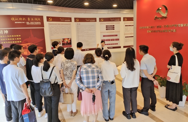 图为毕业生们聆听时代楷模钱海军的感人事迹 刘畅摄.jpg 图为毕业生们聆听时代楷模钱海军的感人事迹 刘畅摄.jpg