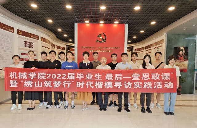 图为“时代楷模”钱海军与宁大毕业生合影留念 刘畅摄.jpg 图为“时代楷模”钱海军与宁大毕业生合影留念 刘畅摄.jpg