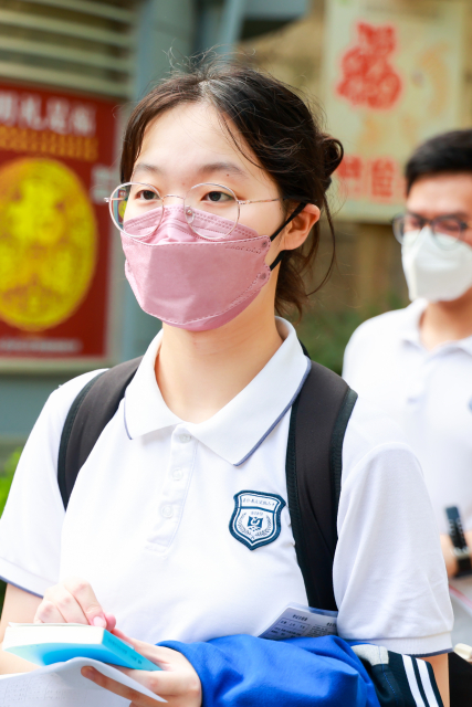 在上海师范大学附属嘉定高级中学考点，一位考生在有序入场。（郑晓眉 摄）.jpg