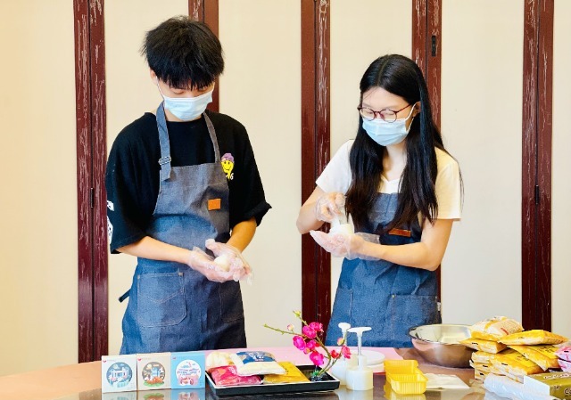 同学们在制作月饼 祝诸铭 摄.jpg