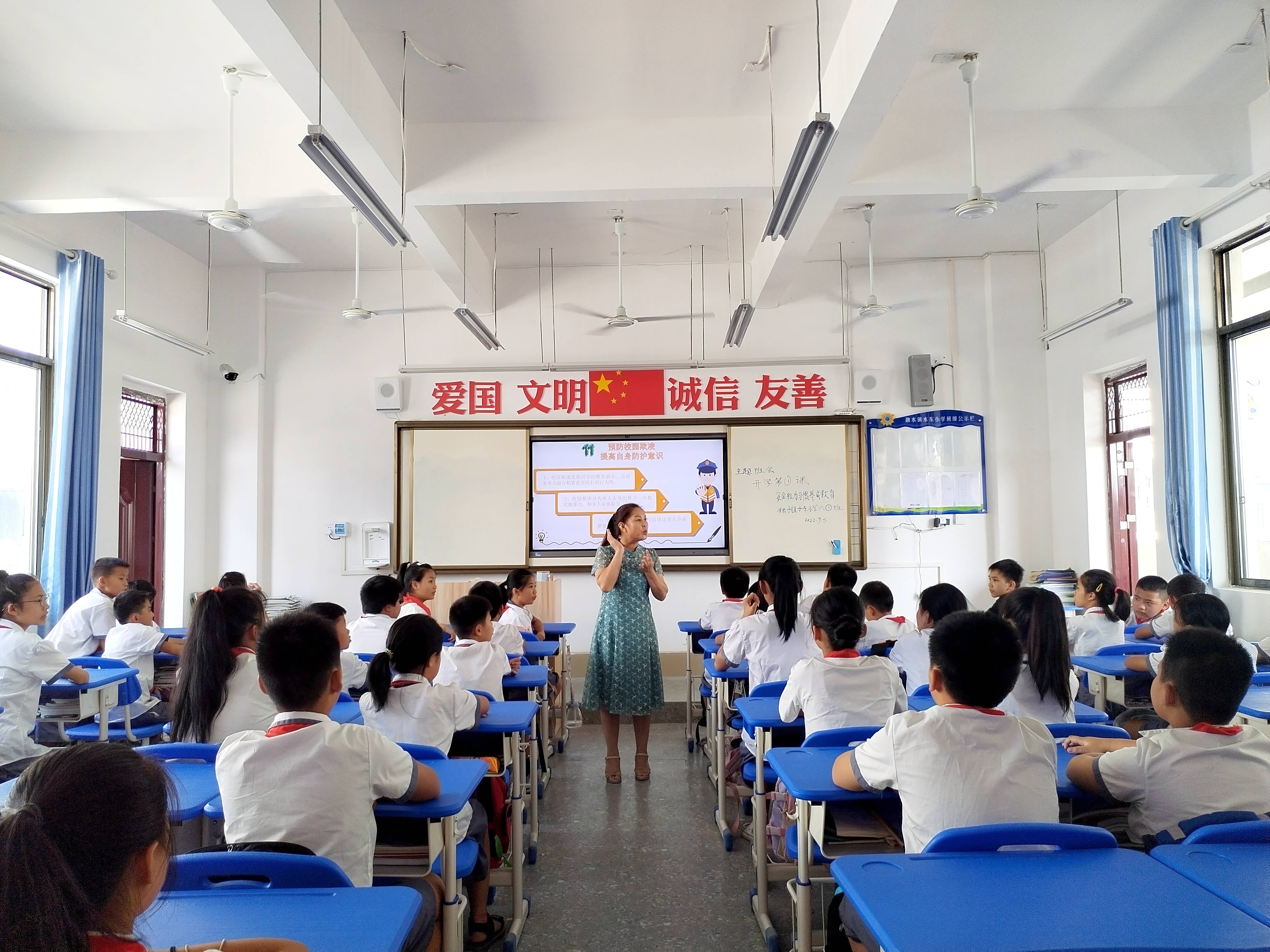 5.水东小学的同学们在配备有钢塑课桌椅和教学一体机的教室上课。.jpg