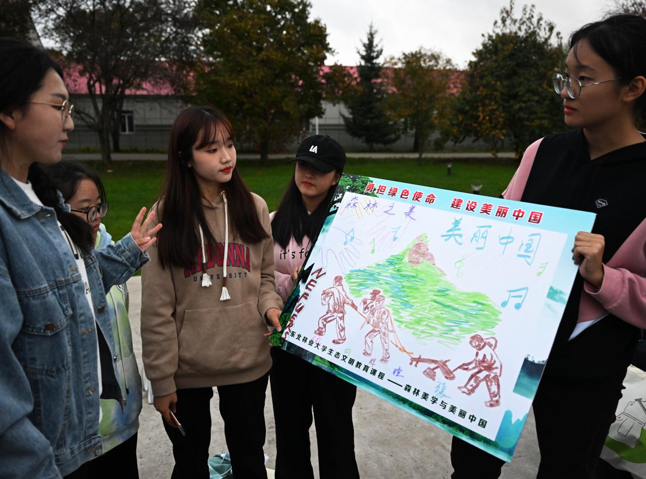 同学们在森林里上了开学第一堂实践课。（学校供图）.jpg