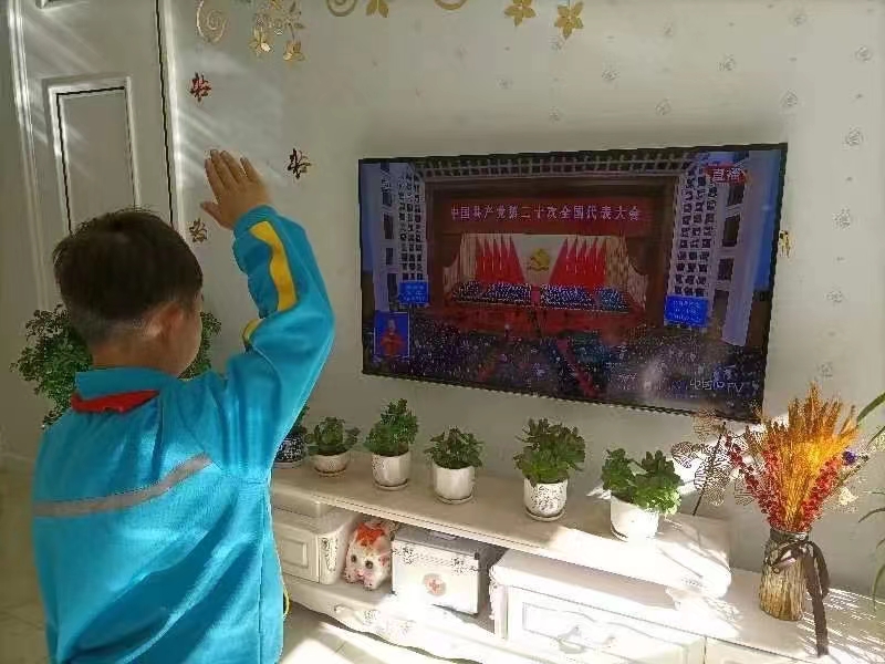 观看二十大4.jpg
