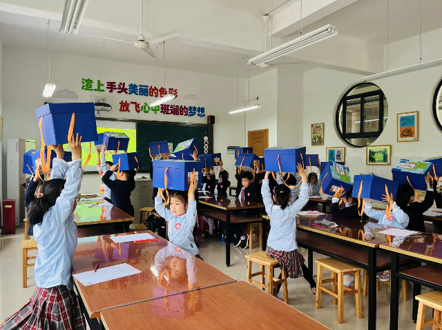 同学们展示自己动手组装的作品 学校供图.png 同学们展示自己动手组装的作品 学校供图.png