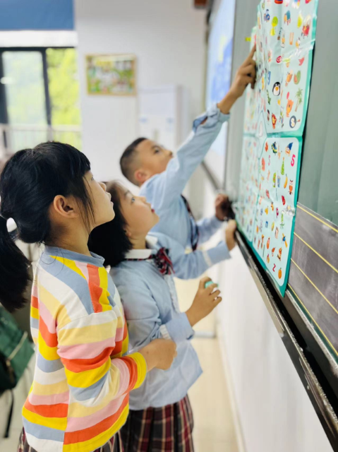 学生们在课后服务中体验闯关游戏 学校供图.png 学生们在课后服务中体验闯关游戏 学校供图.png