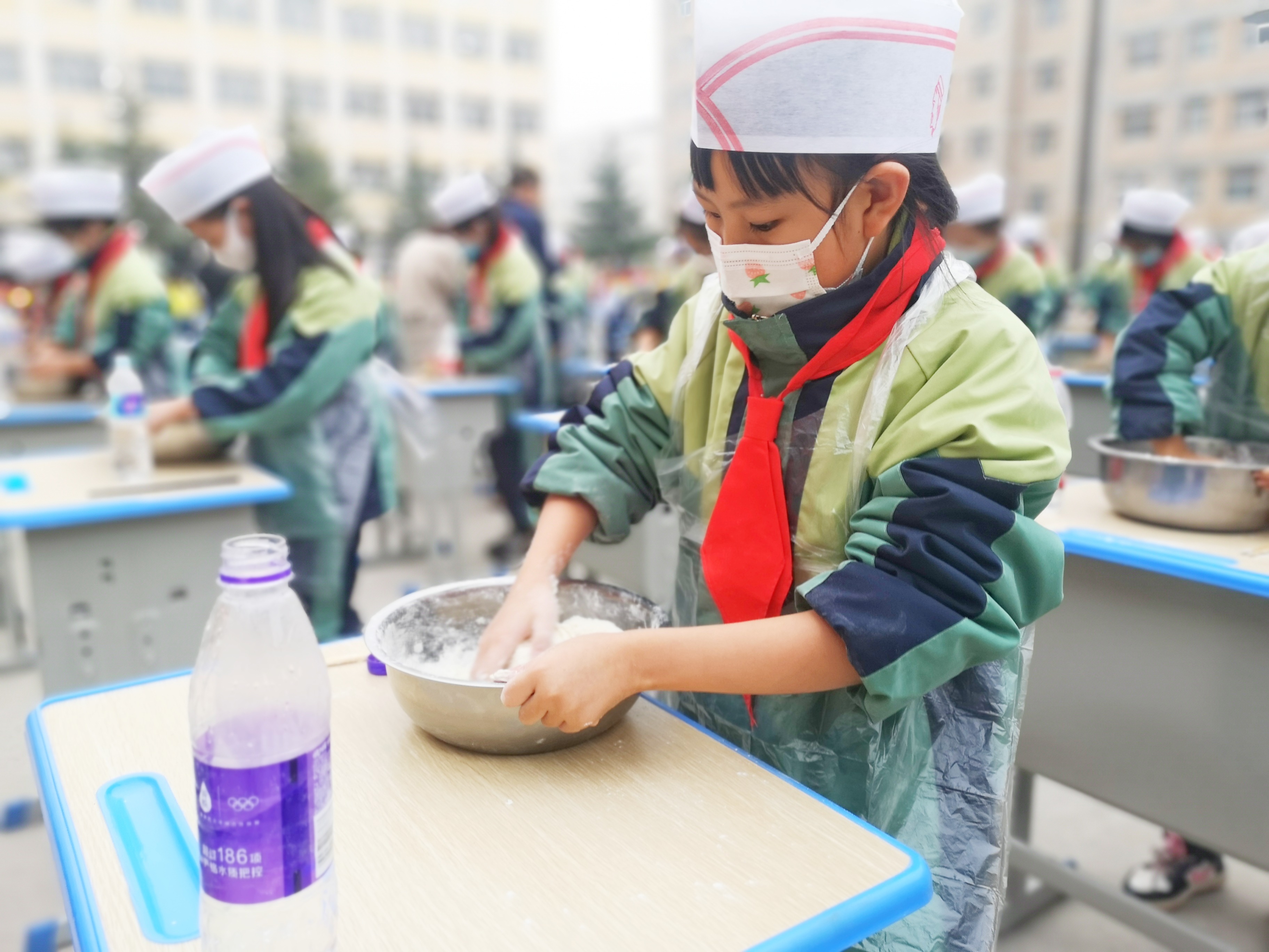 2022年11月8日，甘肃省华亭市实验小学学生在劳动教育技能展示活动中比赛“和面”。.jpeg
