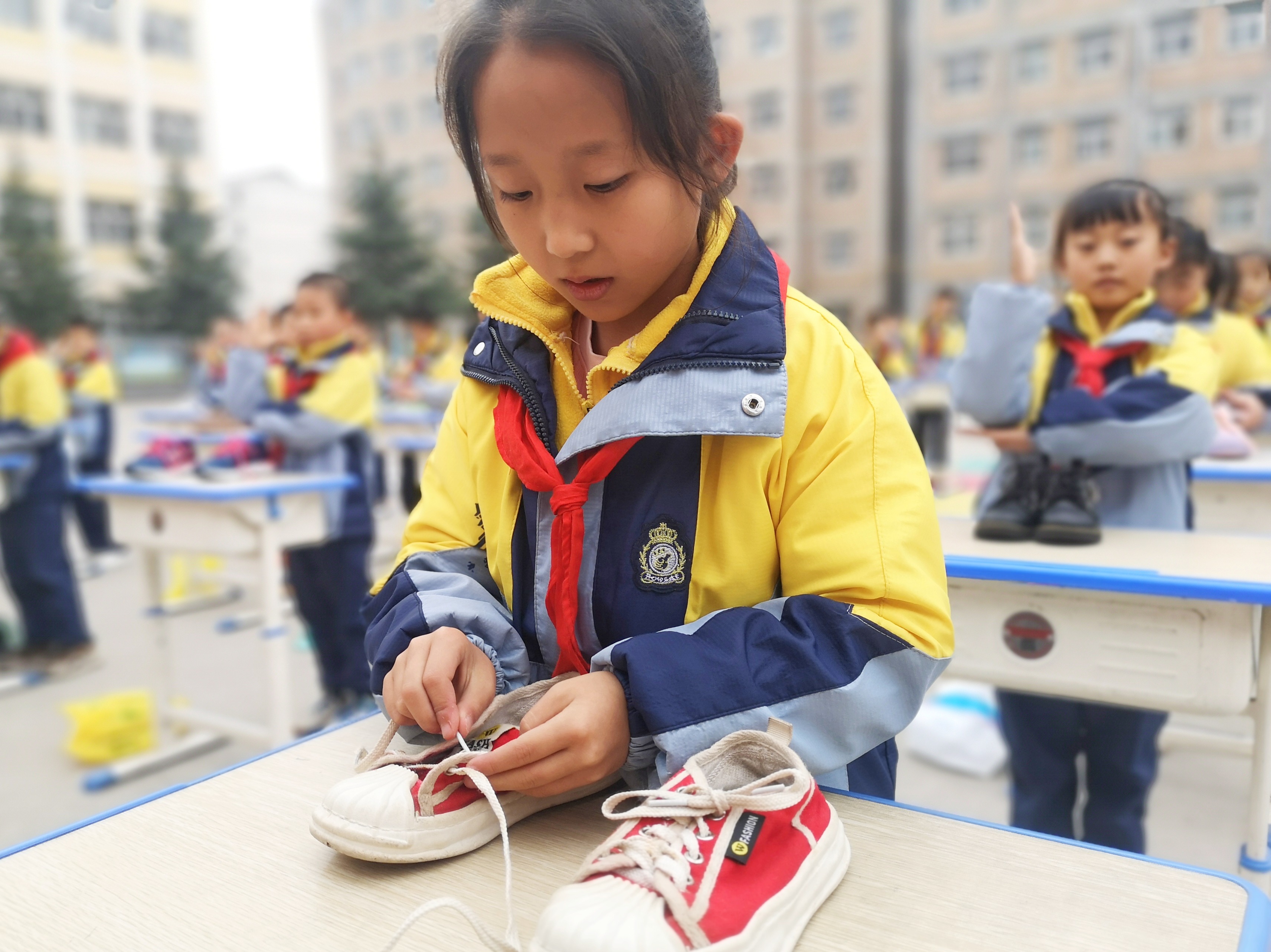 2022年11月8日，甘肃省华亭市实验小学学生在劳动教育技能展示活动中比赛系鞋带。.jpeg