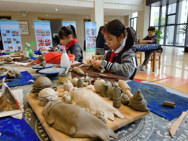东钱湖镇中心小学的学生在制作陶艺 史望颖 摄.jpg