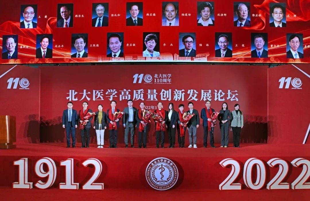向大先生代表献花。学校供图.jpg