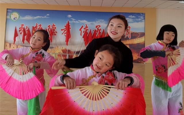正在指导学生1.jpg 正在指导学生1.jpg