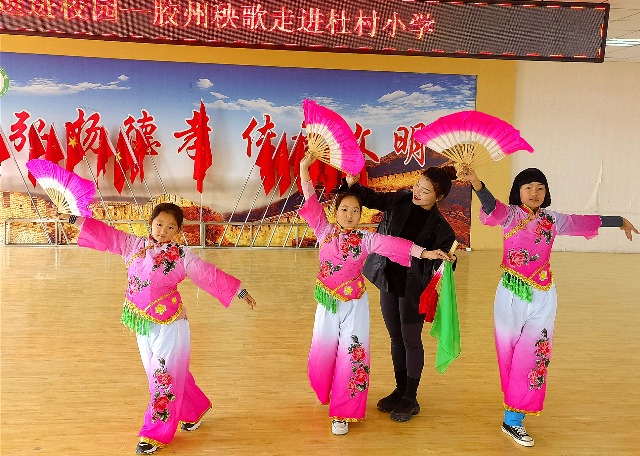 正在指导学生秧歌舞姿.jpg 正在指导学生秧歌舞姿.jpg