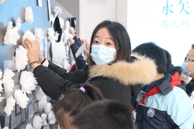 12月13日南京市华山路小学师生 献上“珍视和平”的小白花，并将自己想对英雄说的一句话。.jpg