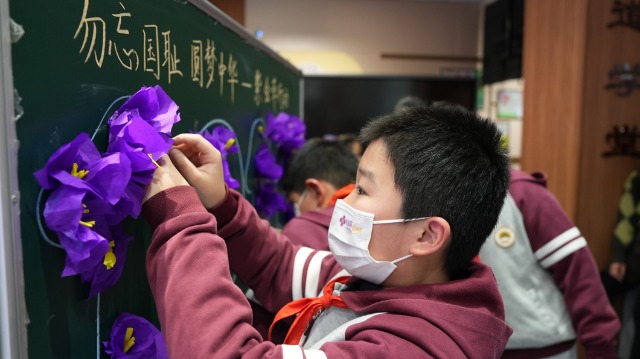 南京市考棚小学学生折起“和平之花”——紫金草（韩静文摄）.JPG