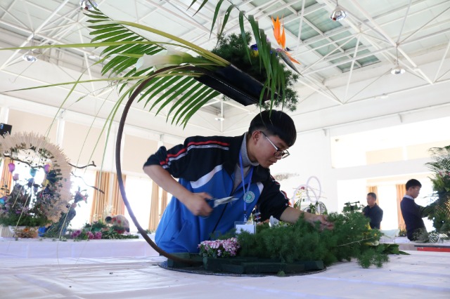 农艺专业学生实训（张掖市教育局供稿）.JPG