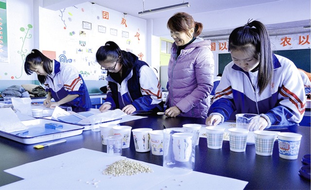 临泽职教中心农学专业学生分拣种子实训（张掖市教育局供稿）.jpg