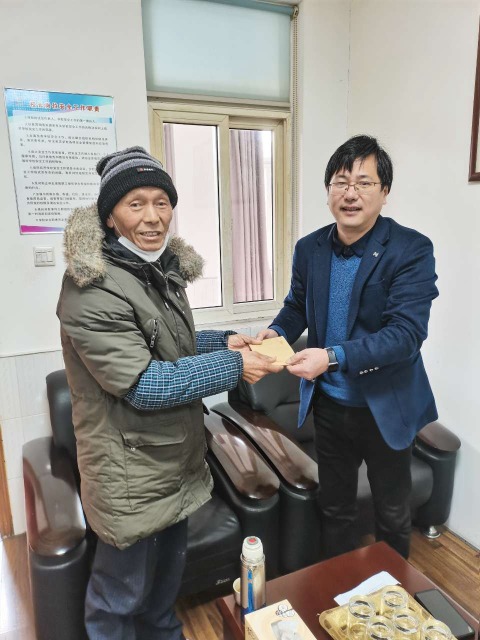 江先生（左）将爱心款捐赠给奉化锦屏中心小学 学校供图.jpg