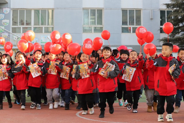 01——2月19日，甘肃省平凉市崆峒区西大街小学教育集团，学生们领取到新课本后在校园里高兴地奔跑。.JPG