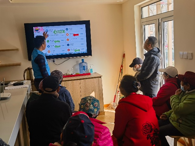 北航学生走进社区，帮助老年人使用智能设备。学校供图.jpg