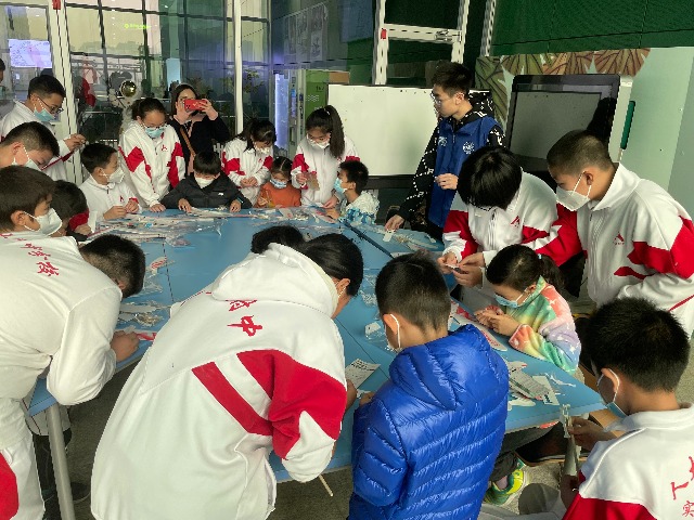 “筑梦航空”志愿小课堂。学校供图.jpg
