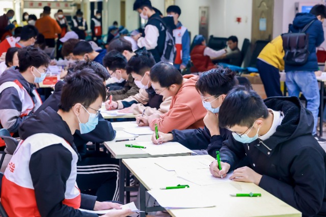 北航学生参与无偿献血。学校供图.jpg