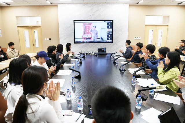 “雷锋班”副班长叶子贵同志进行宣讲。学校供图.jpgq