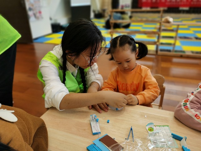 张琳琳参加稻读公社活动给小朋友讲绘本 学校供图.jpg