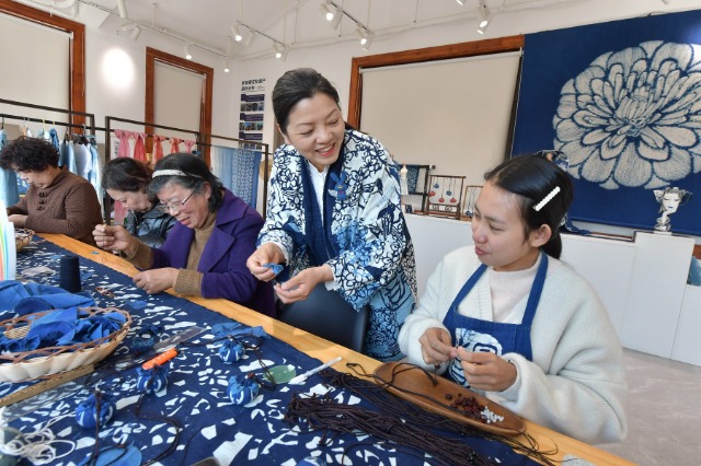 张剑峰给村民们培训蓝印花布产品的制作 王国海 摄.jpg
