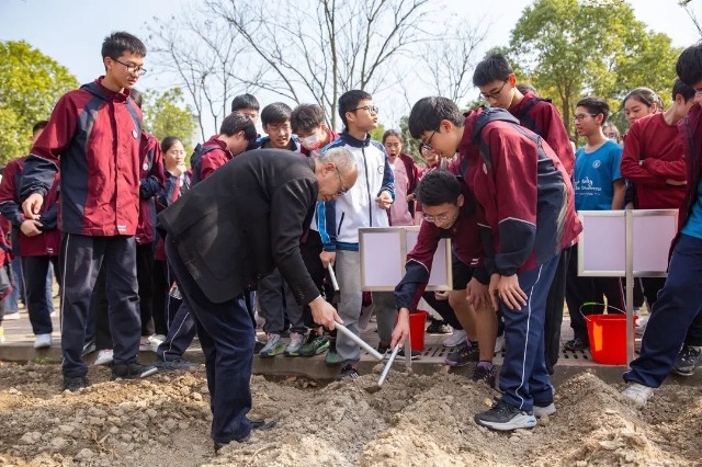 鄞州中学学生在农业顾问的指导下种土豆 学校供图.jpg 鄞州中学学生在农业顾问的指导下种土豆 学校供图.jpg