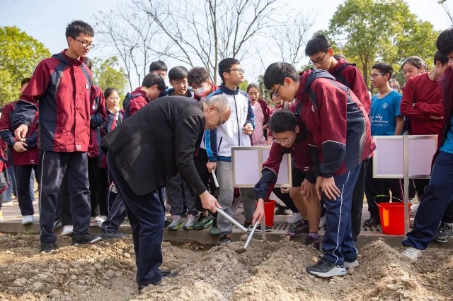 鄞州中学学生在农业顾问的指导下种土豆 学校供图.jpg