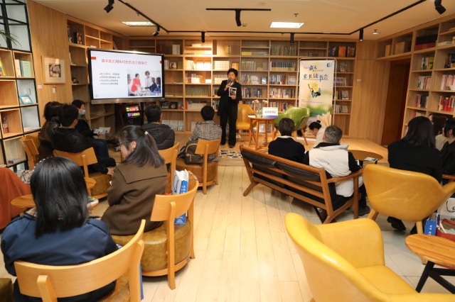 家长读书会活动现场 宁波市大学园区图书馆供图.JPG
