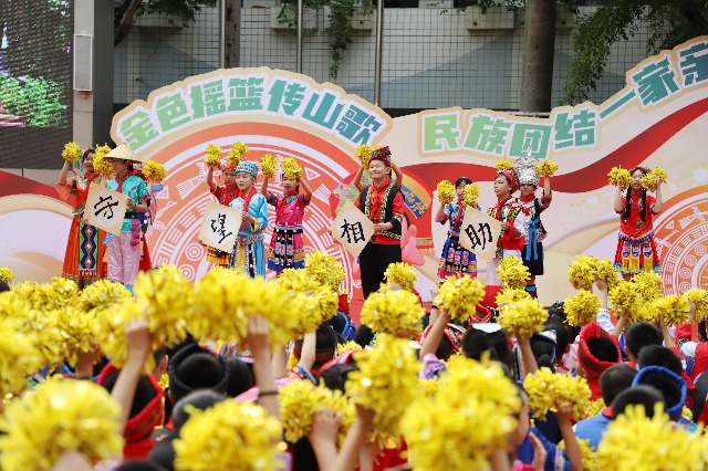 12共同祈愿各民族团结幸福.JPG