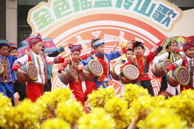 09三年级同学们壮乡铜鼓舞展示.JPG
