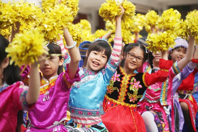 03孩子们沉浸在欢乐的节日氛围里.JPG