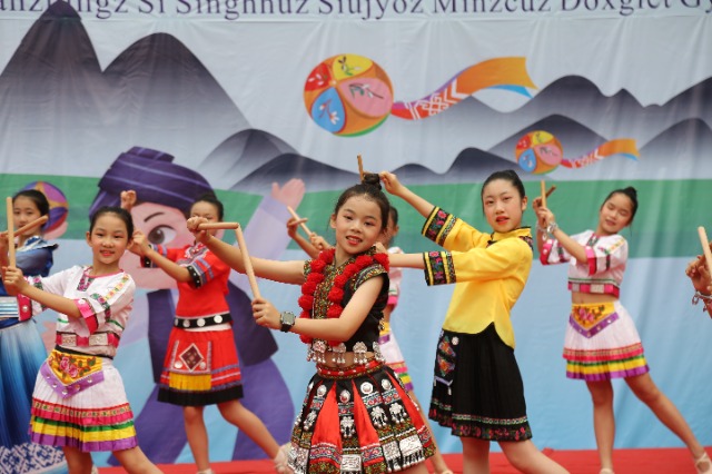 南宁市星湖小学五年级星娃表演的经典民族舞蹈《棒棒舞》.JPG