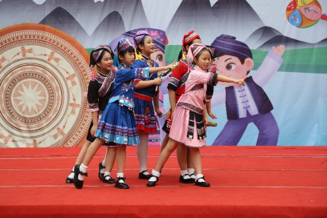 南宁市星湖小学的小海螺组合表演唱《壮歌声声啊嘞嘞》.JPG