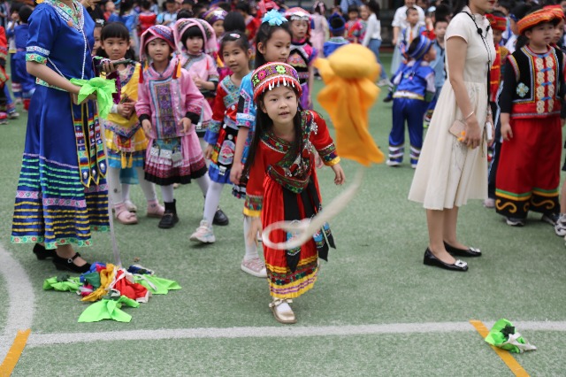 南宁市星湖小学一、二年级的学生开展了壮族竞技项目“背篓绣球”.JPG