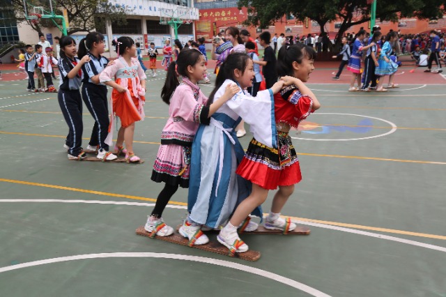 南宁市星湖小学的三、四年级学生开展了壮族竞技项目“三人板鞋”.JPG
