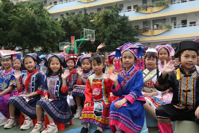 南宁市星湖小学的学生们穿上了鲜艳的民族服装喜迎壮族“三月三”节日的到来.JPG