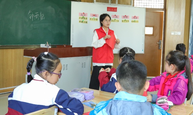 宁波卫生职业技术学院“张人亚精神寻访团”宣讲团成员走进惠风书院宣讲 学校供图.jpg