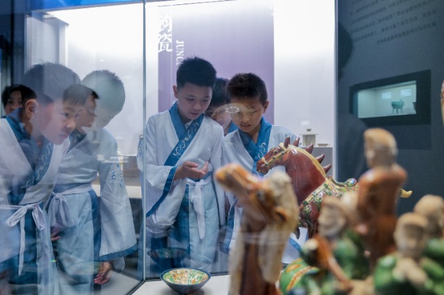 学生在“中华文化体验馆”观赏瓷器 蒋成 摄.jpg