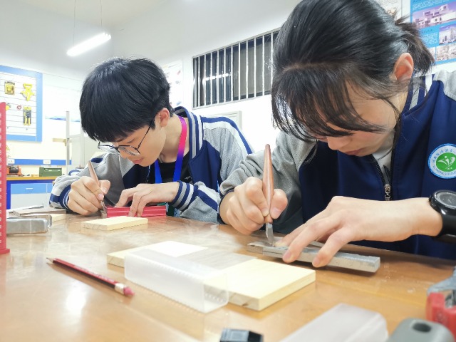 学生在木工课堂上制作笔筒（学校供图）.jpg