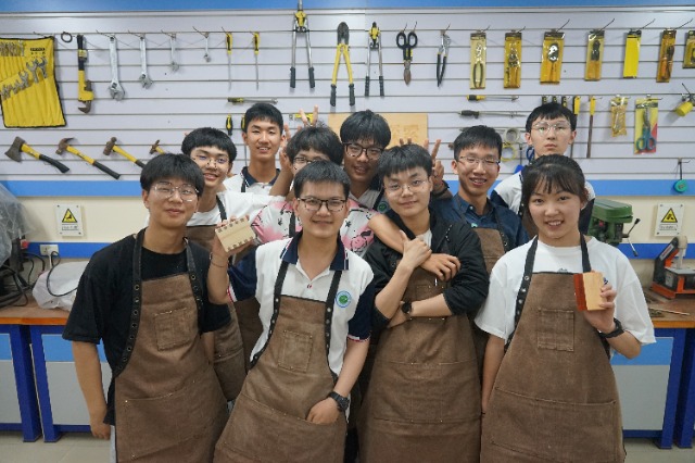 学生展示制作的笔筒（学校供图）.jpg