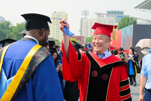 北航教授为毕业生拨穗。学校供图.jpg