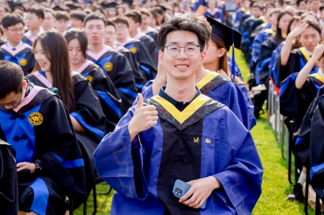 北航举行2023年学生毕业典礼暨学位授予仪式现场。学校供图.jpg