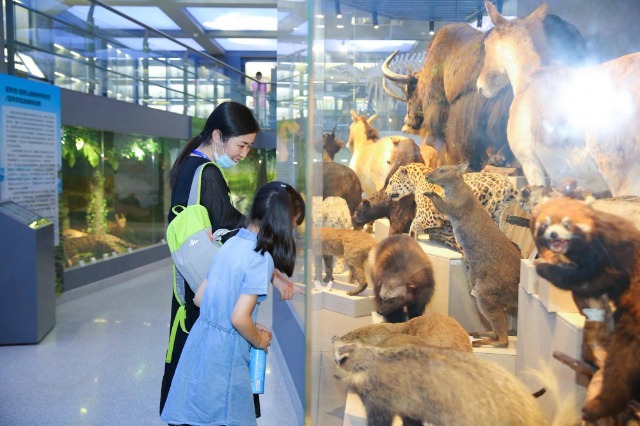 家长和学生沉浸式体验燕园生活。学校供图.jpg