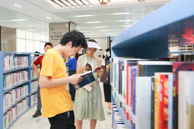 家长和学生走进北大图书馆。学校供图.jpg