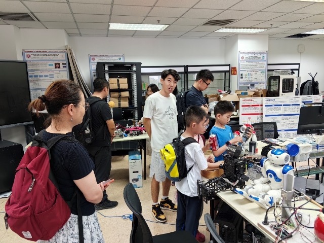 家长和学生走进北大实验室。学校供图.jpg