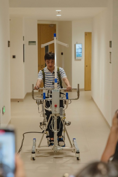 生物医学工程学校里，学生体验下肢步行外骨骼穿戴设备。学校供图.jpg
